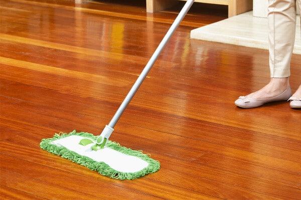 Cleaning-a-laminate-floor