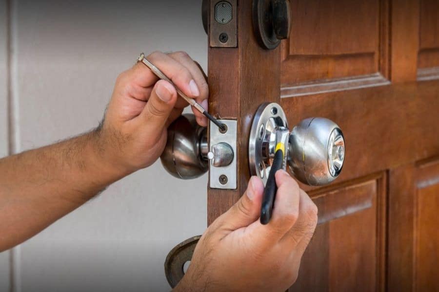 8 วิธี สะเดาะลูกบิดประตู เมื่อลืมกุญแจ (2566) 2